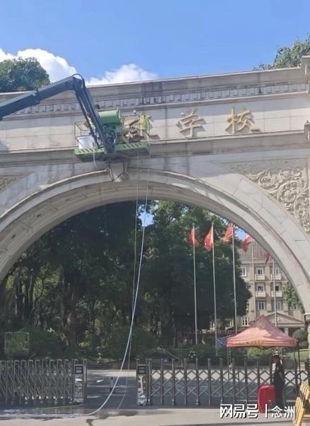 祸不单行!被立案调查才9天,53岁郭德纲再迎噩耗,演出全部叫停,网友:天狂有雨,人狂有祸